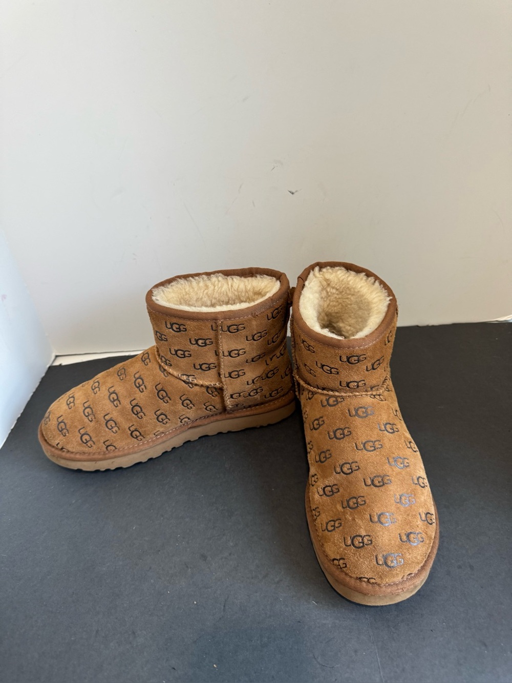 UGG Classic Mini boots in chestnut suede w/all-over embossed logo. Size 8 - Picture 3 of 10